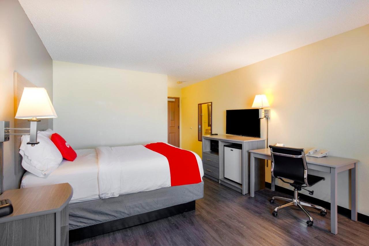 Queen Room at Rockview Hotel Castle Rock Downtown