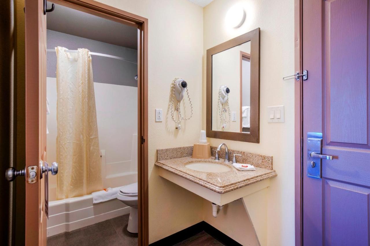 Queen Room at Rockview Hotel Castle Rock Downtown