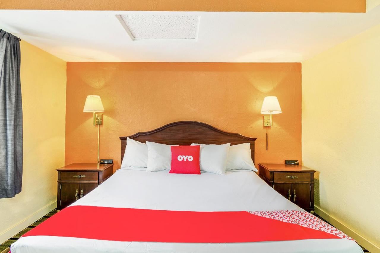 One-Bedroom Suite at OYO Hotel Downtown Peoria I-74