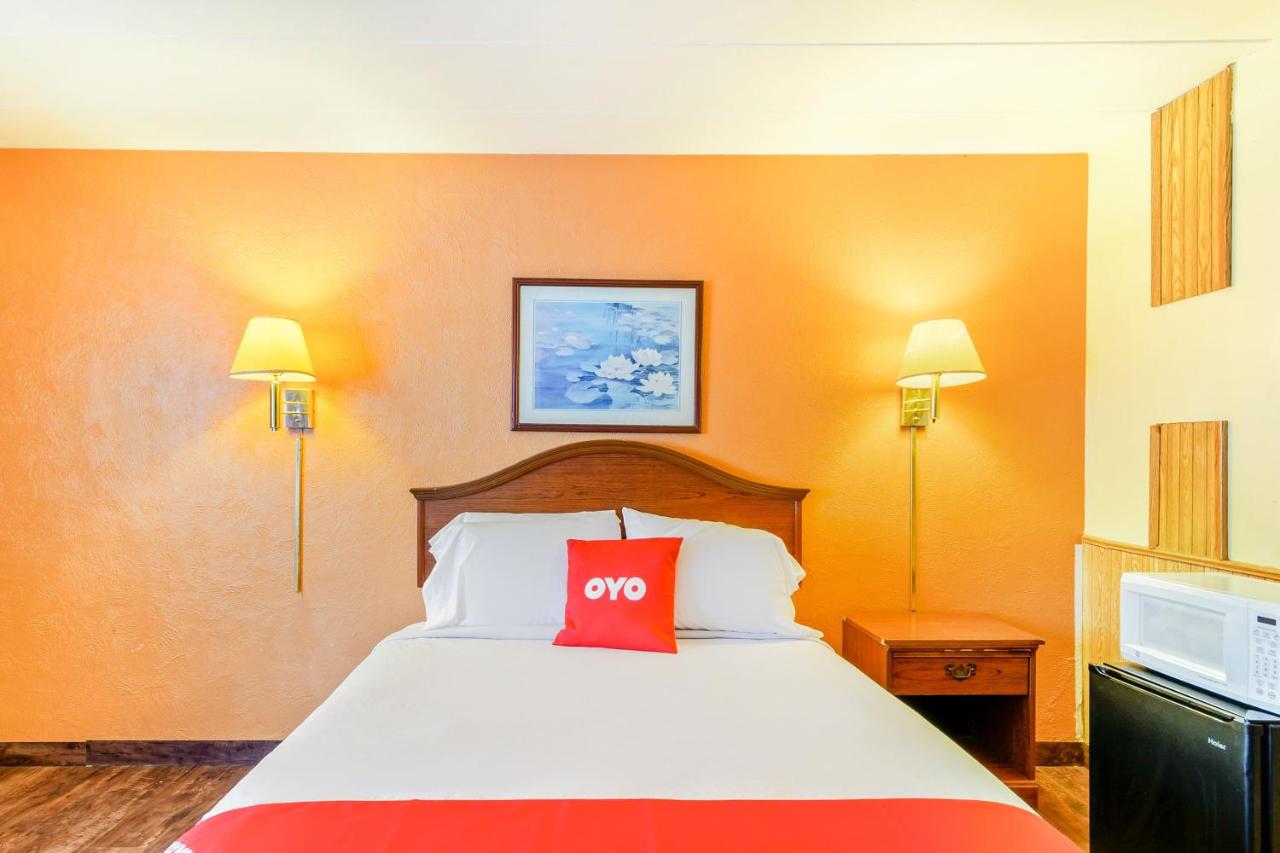 Single Room at OYO Hotel Downtown Peoria I-74