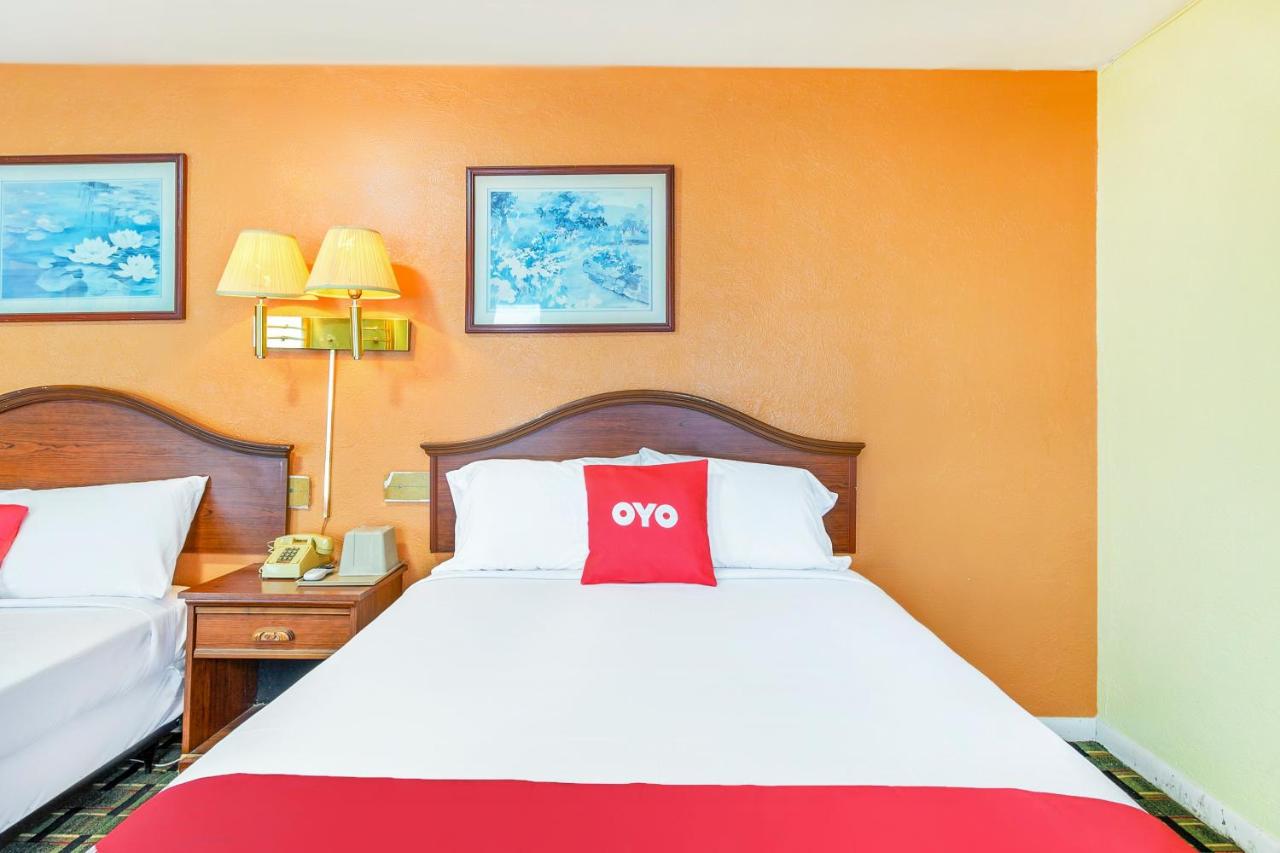 Double Room with Two Double Beds at OYO Hotel Downtown Peoria I-74