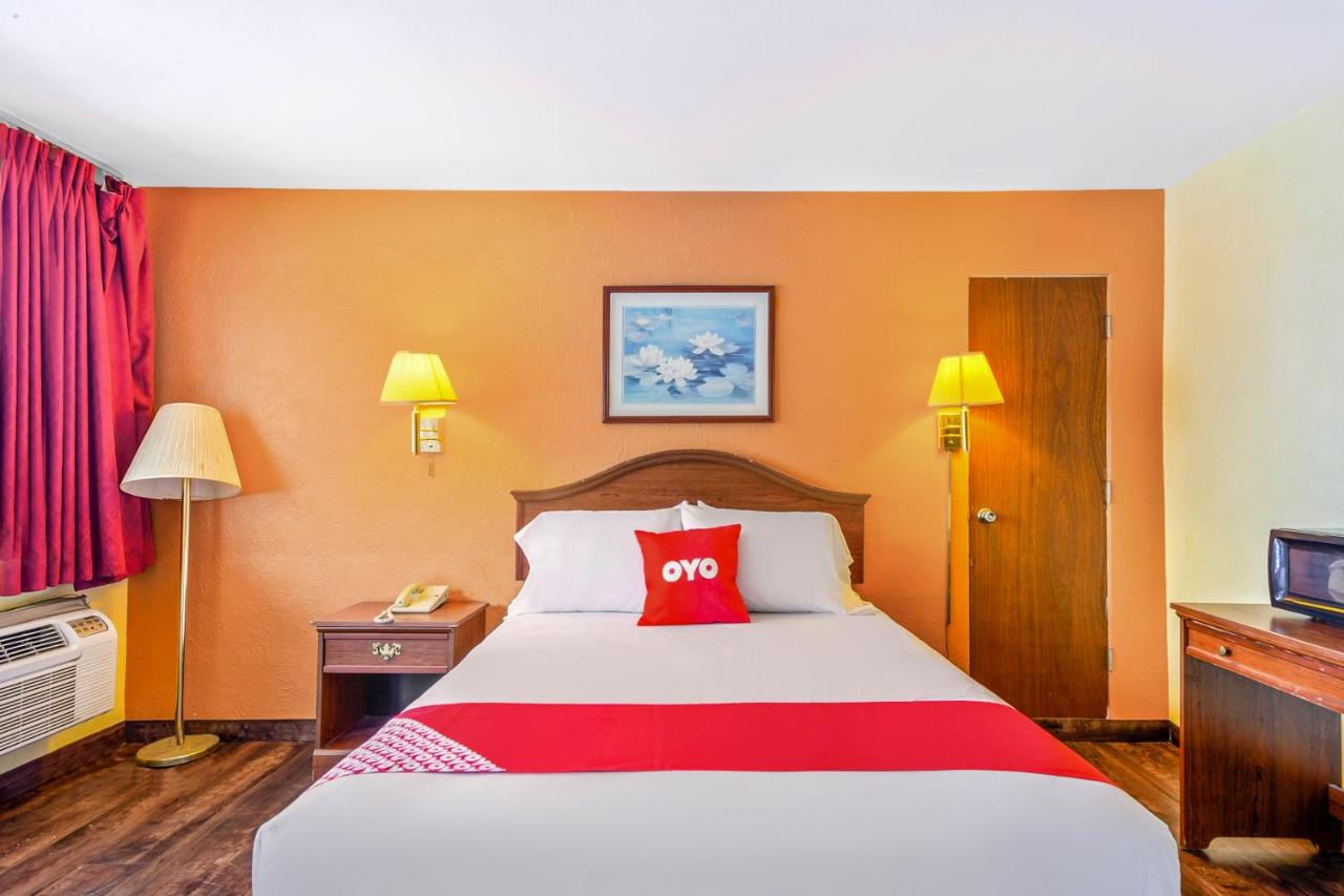 King Room at OYO Hotel Downtown Peoria I-74