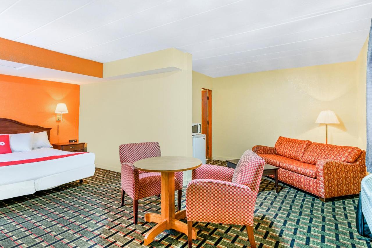 One-Bedroom Suite at OYO Hotel Downtown Peoria I-74