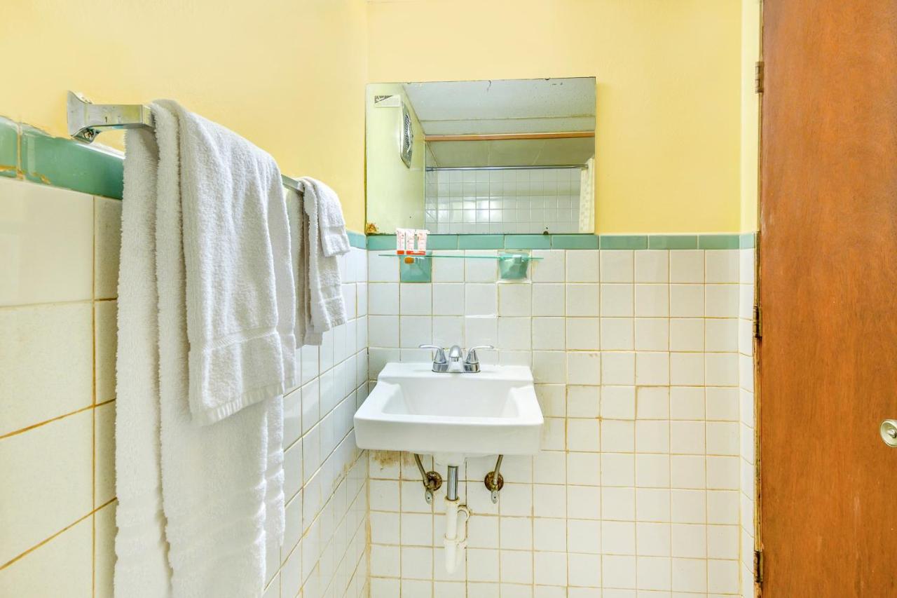 Single Room at OYO Hotel Downtown Peoria I-74