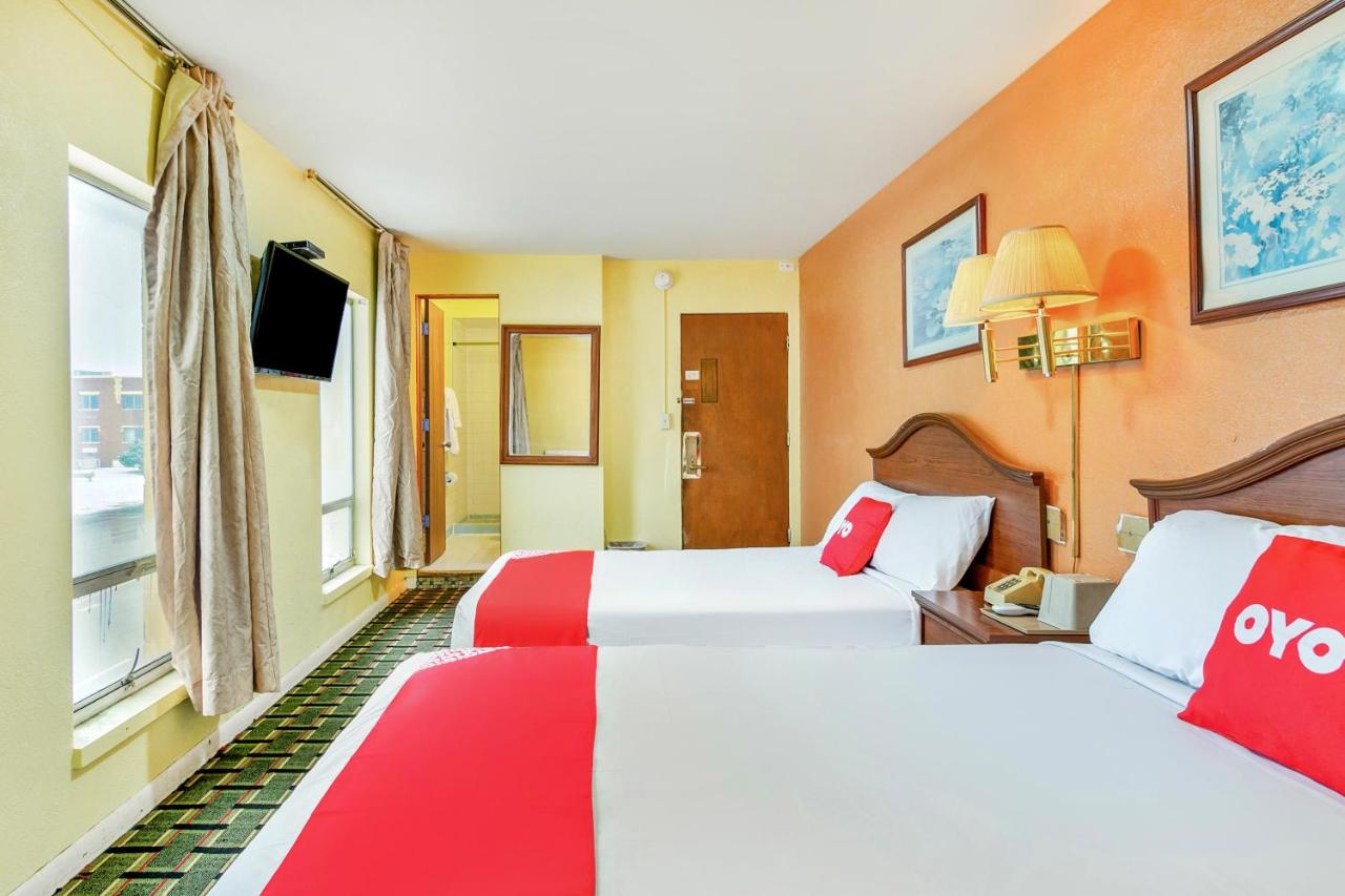Double Room with Two Double Beds at OYO Hotel Downtown Peoria I-74