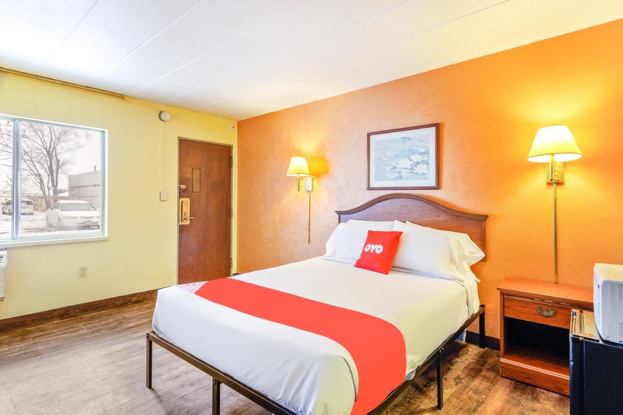Single Room at OYO Hotel Downtown Peoria I-74
