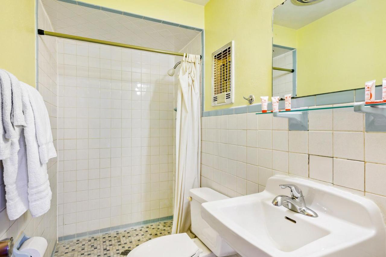 Double Room with Two Double Beds at OYO Hotel Downtown Peoria I-74
