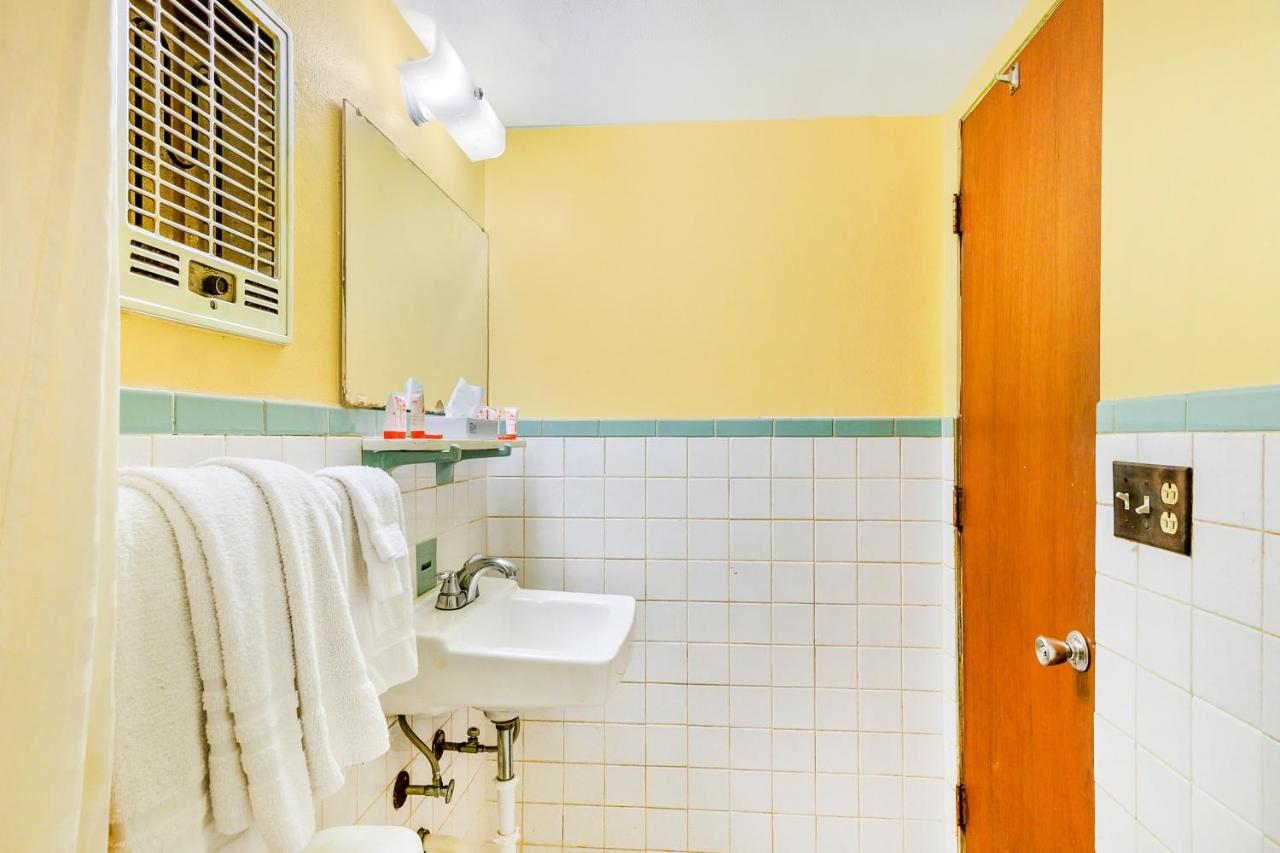 One-Bedroom Suite at OYO Hotel Downtown Peoria I-74