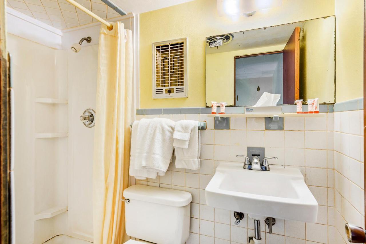 One-Bedroom Suite at OYO Hotel Downtown Peoria I-74