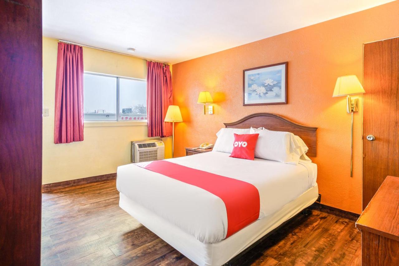 King Room at OYO Hotel Downtown Peoria I-74
