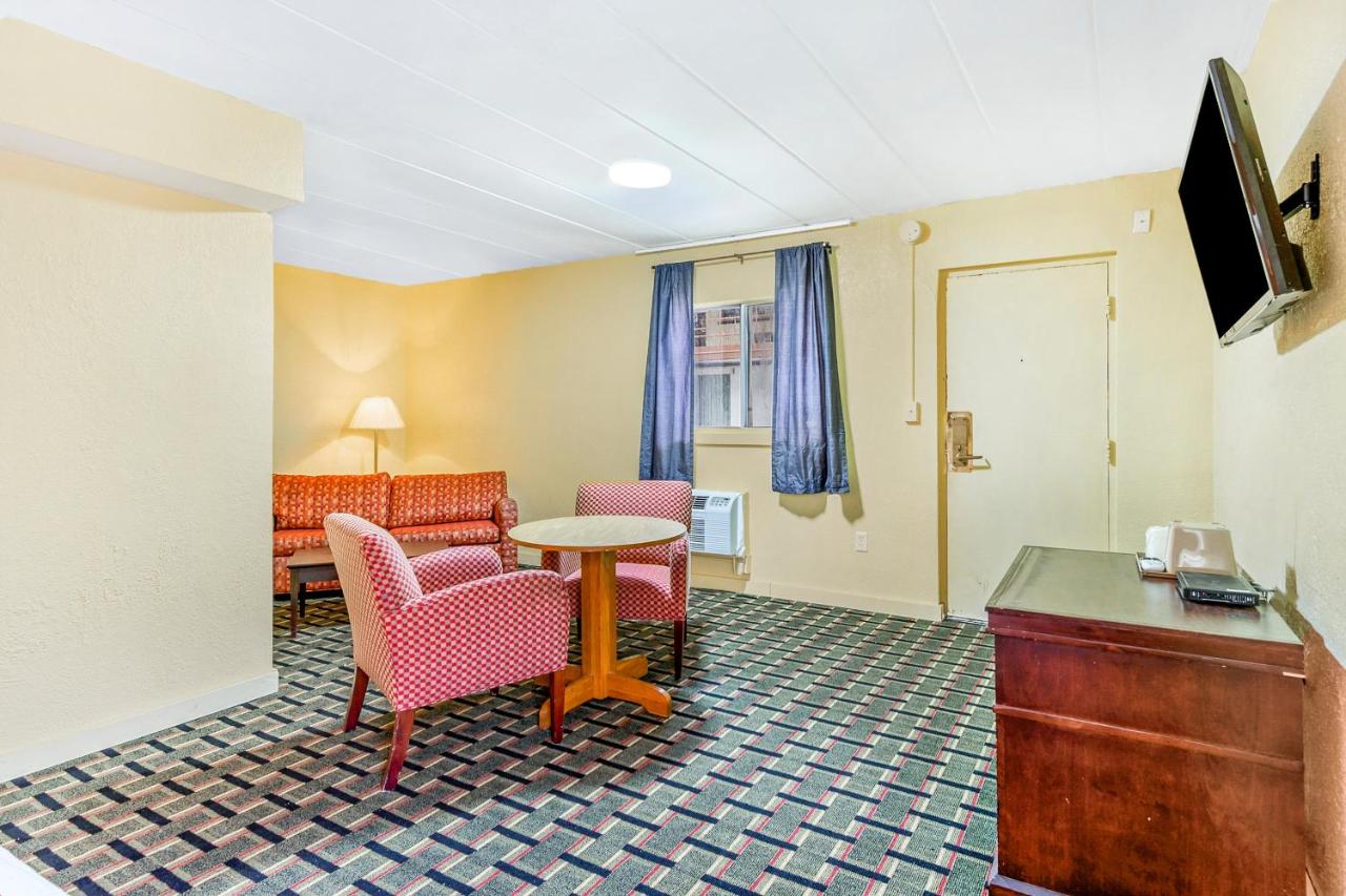 One-Bedroom Suite at OYO Hotel Downtown Peoria I-74