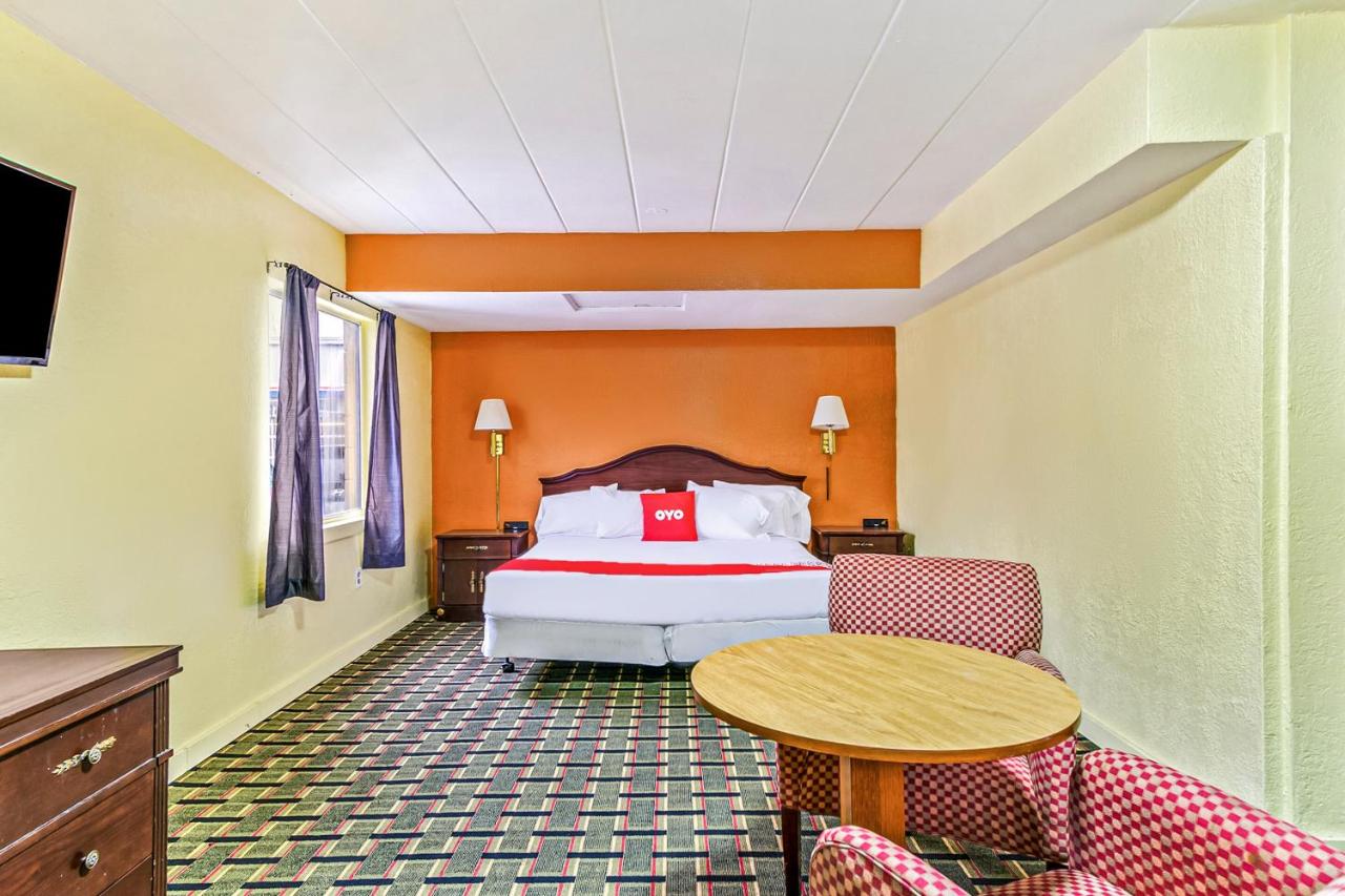 One-Bedroom Suite at OYO Hotel Downtown Peoria I-74