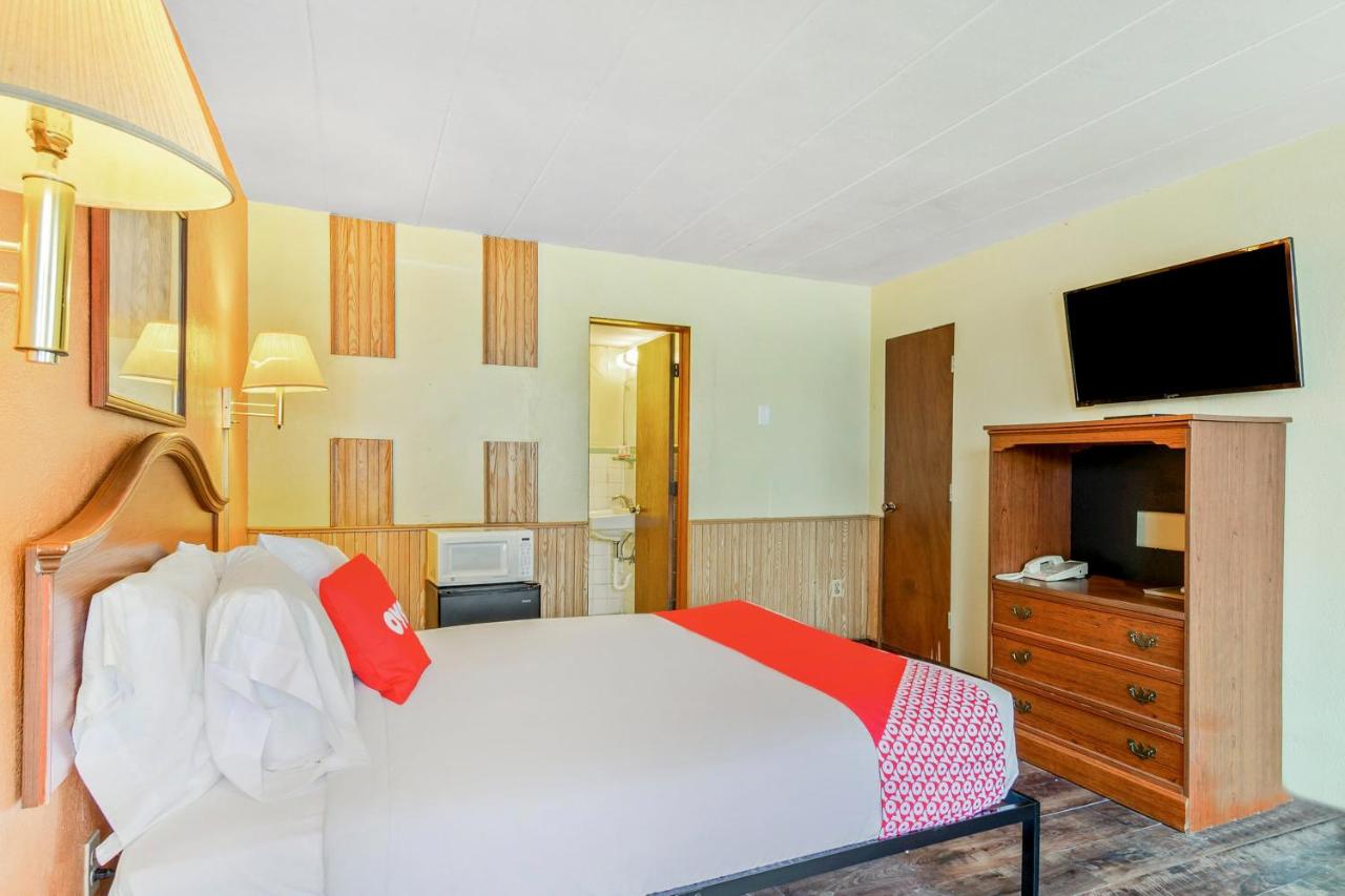Single Room at OYO Hotel Downtown Peoria I-74