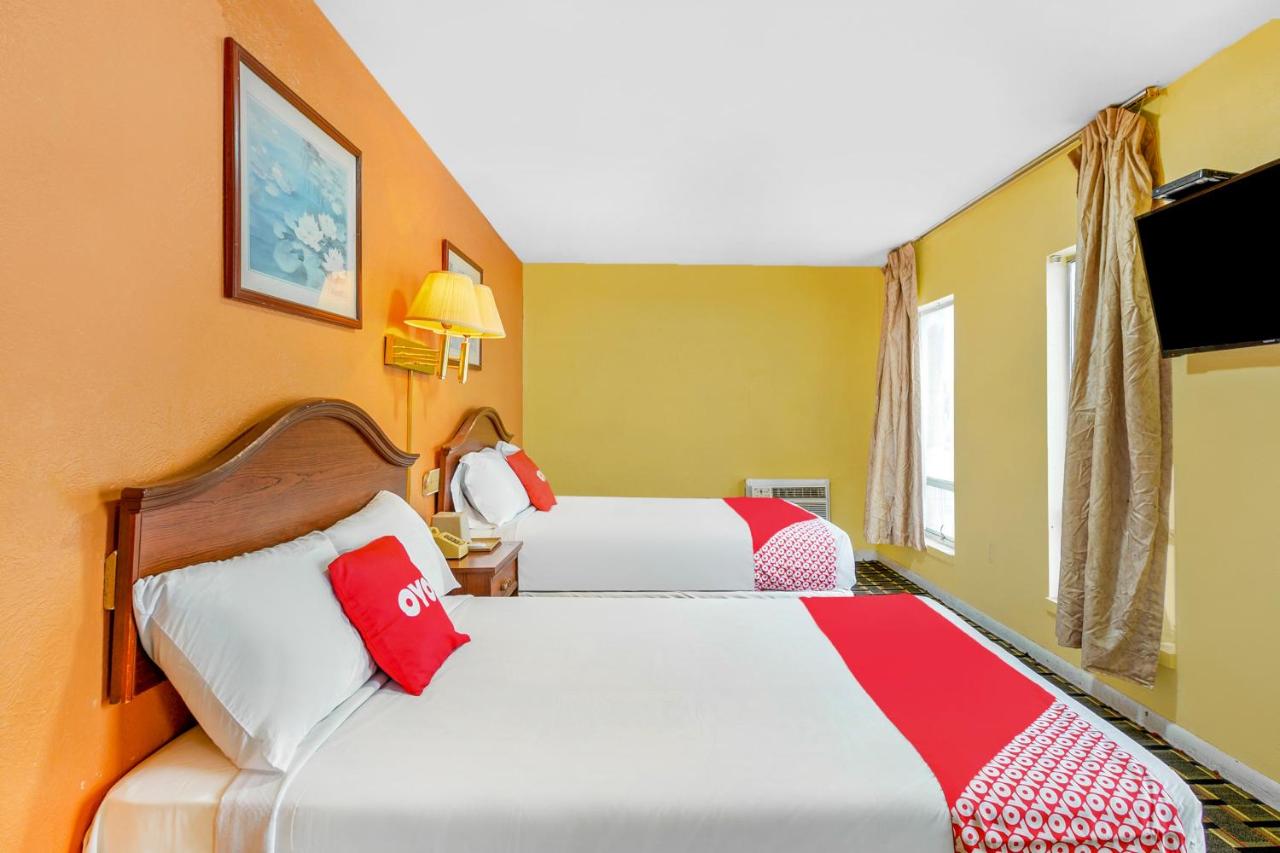 Double Room with Two Double Beds at OYO Hotel Downtown Peoria I-74