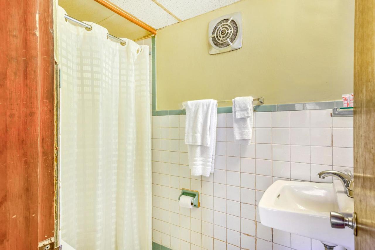 Single Room at OYO Hotel Downtown Peoria I-74