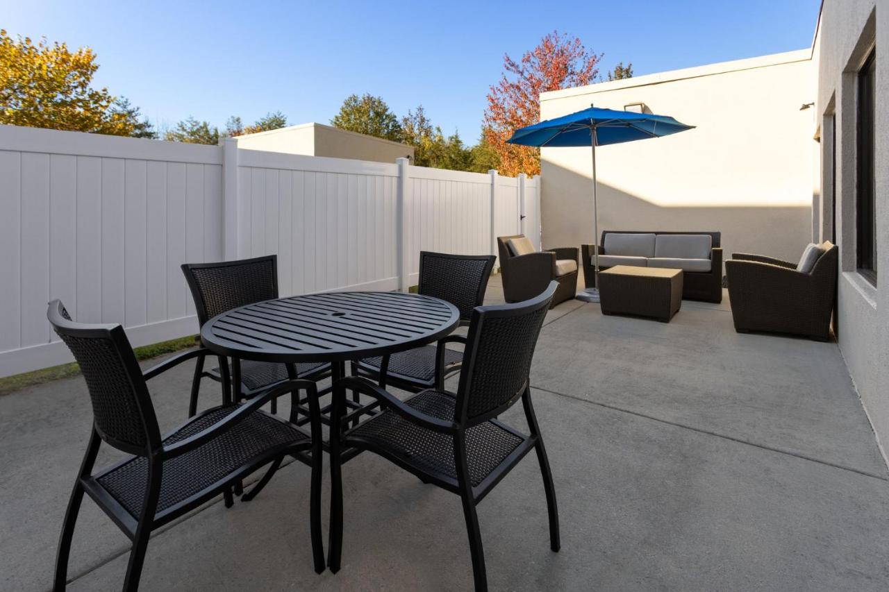 | Holiday Inn Express Harrisburg NE, an IHG Hotel