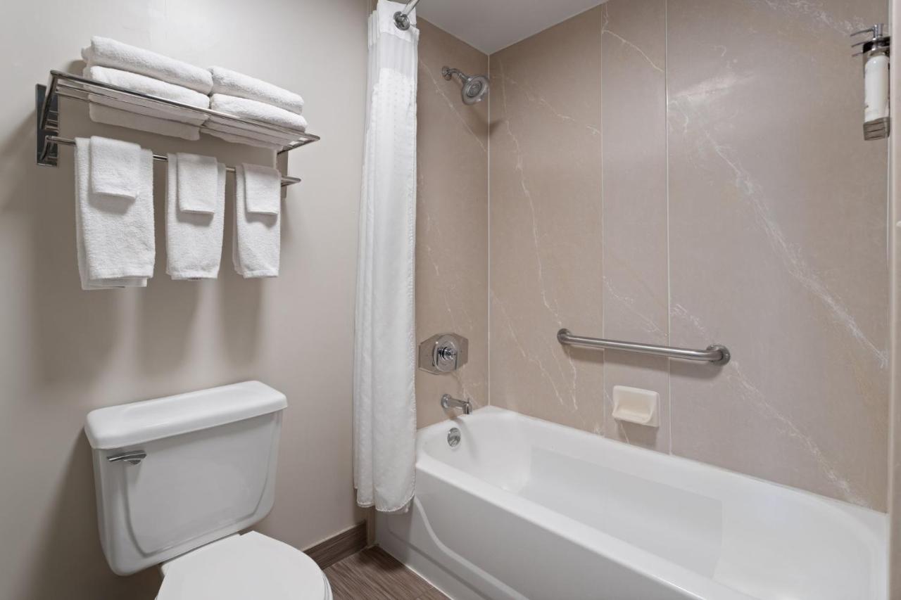 | Holiday Inn Express Harrisburg NE, an IHG Hotel