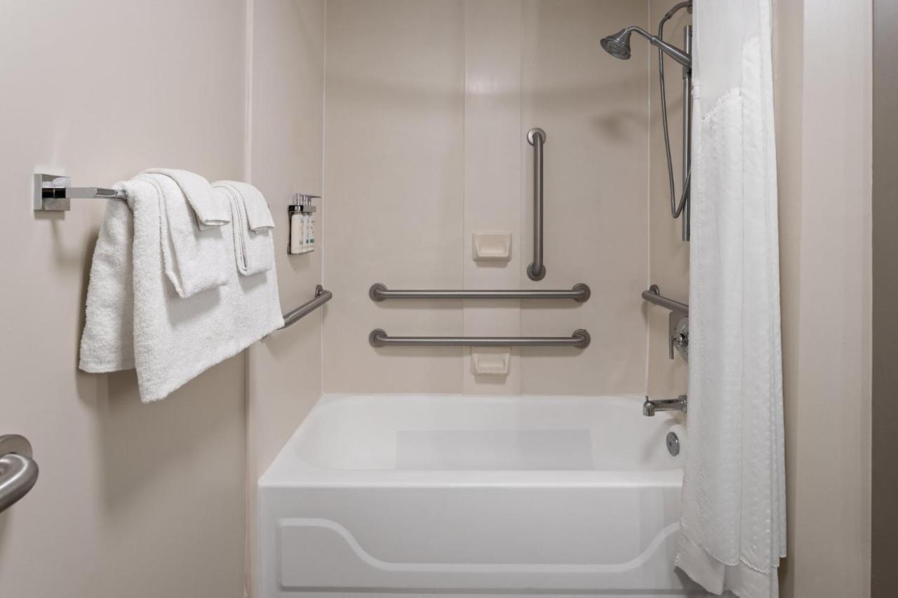| Holiday Inn Express Harrisburg NE, an IHG Hotel