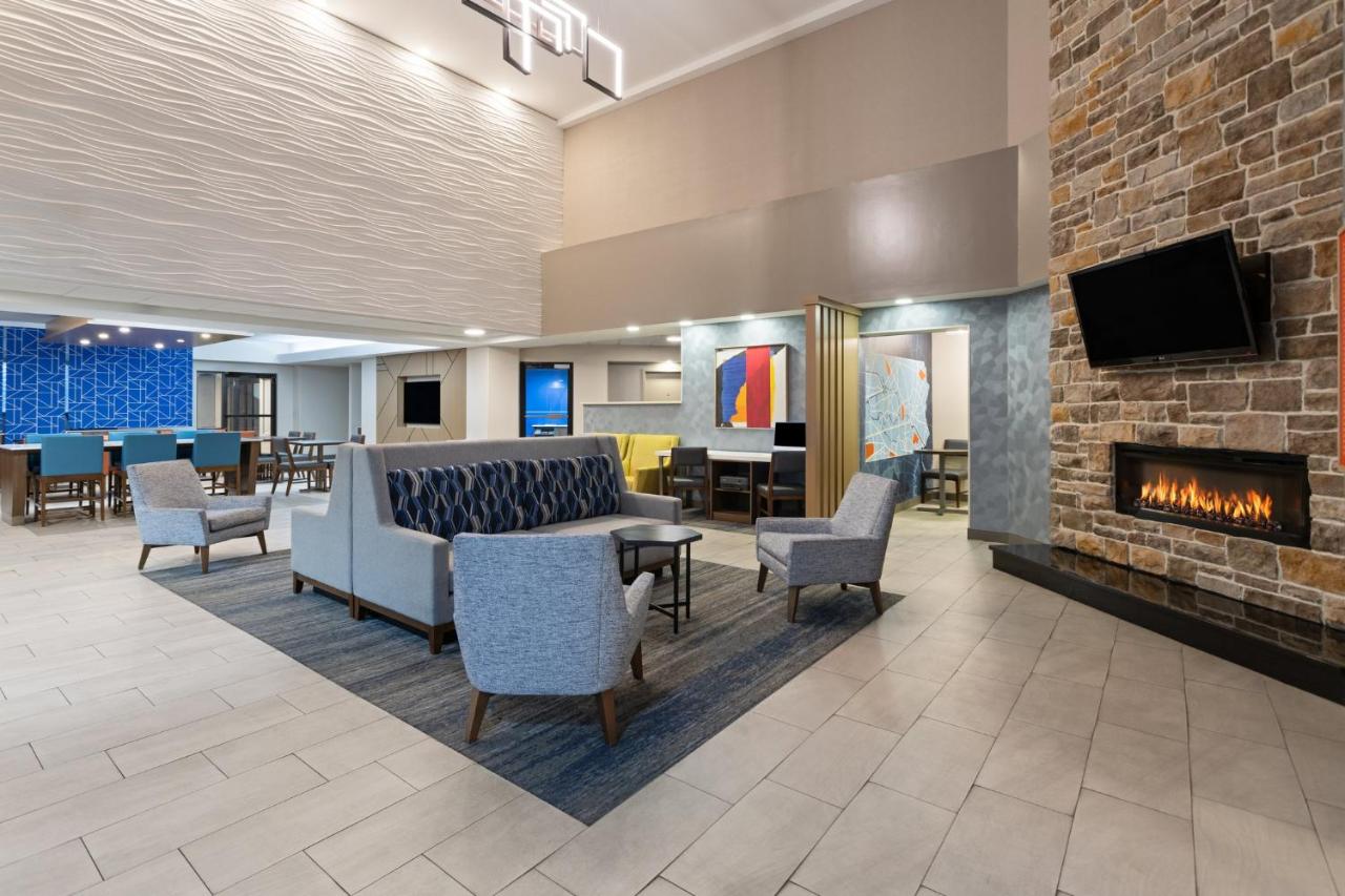 | Holiday Inn Express Harrisburg NE, an IHG Hotel