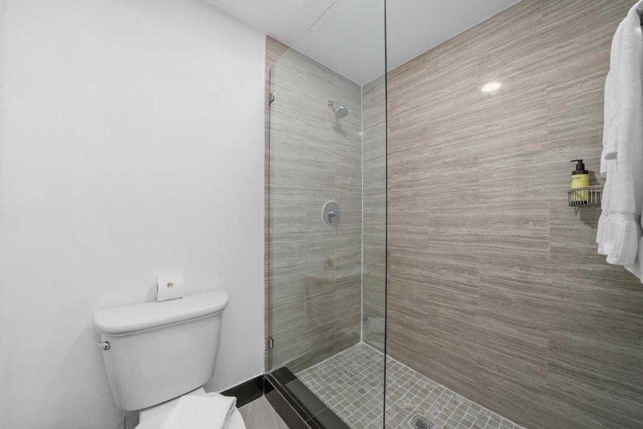 Queen Room - Disability Access at Riviera Hotel South Beach