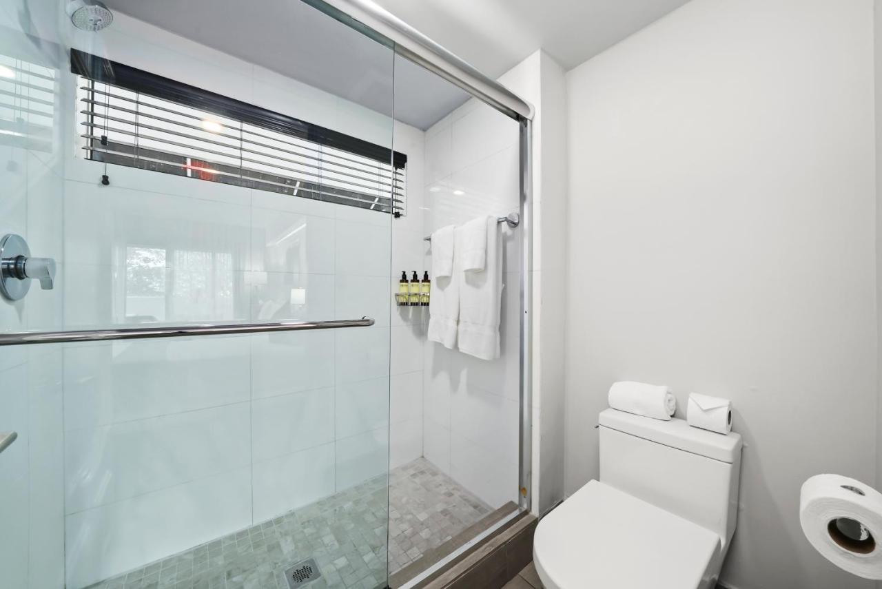 Deluxe Double Room with Balcony at Riviera Hotel South Beach