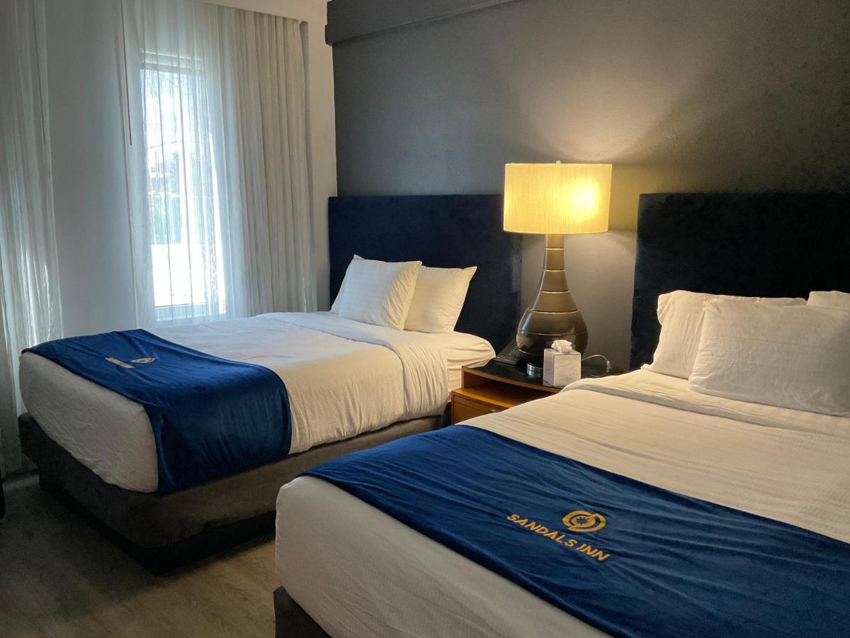 Queen Room at Streamline Hotel