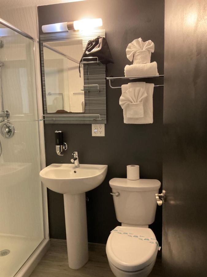 Queen Room at Streamline Hotel