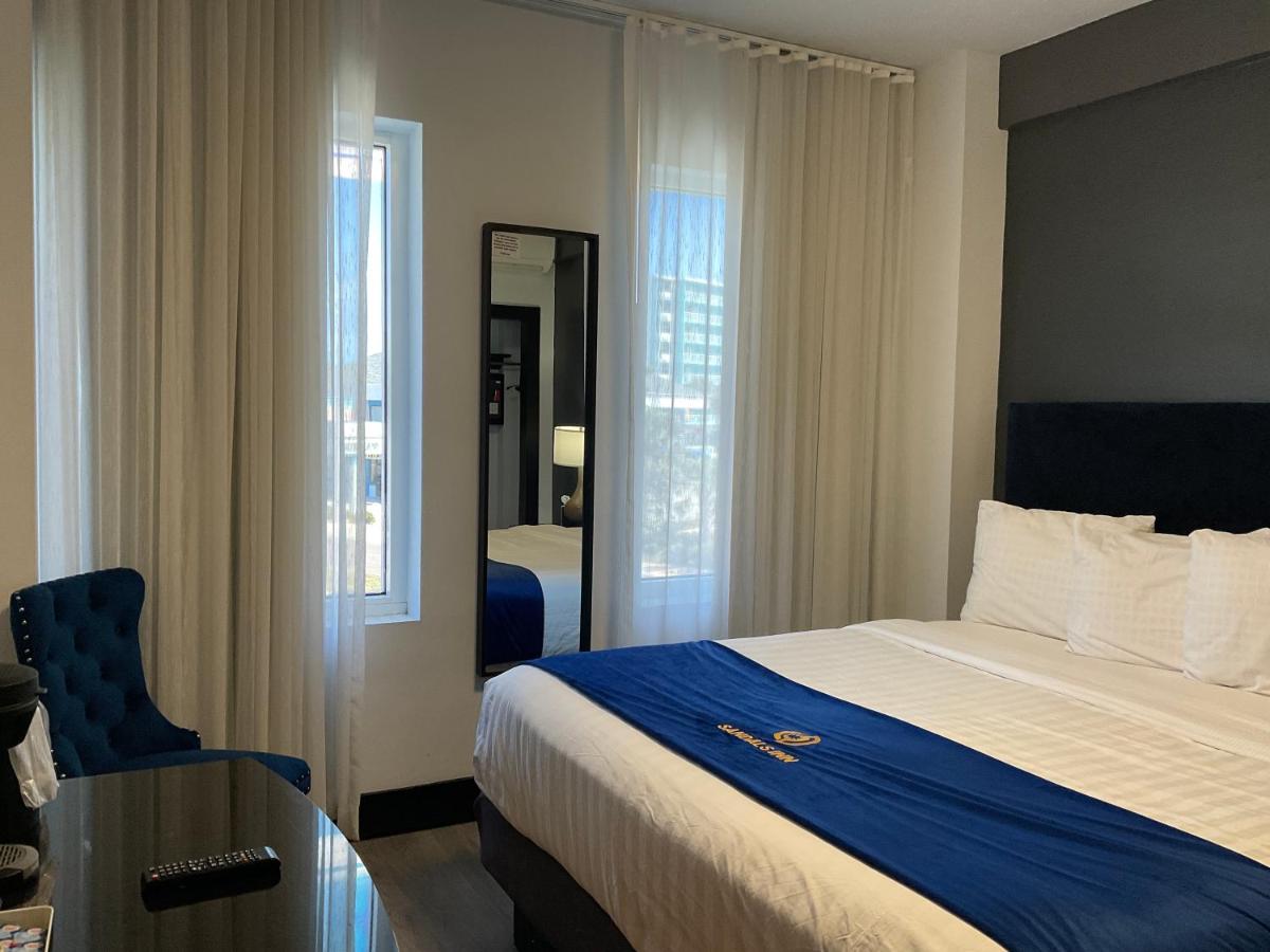 King Room at Streamline Hotel