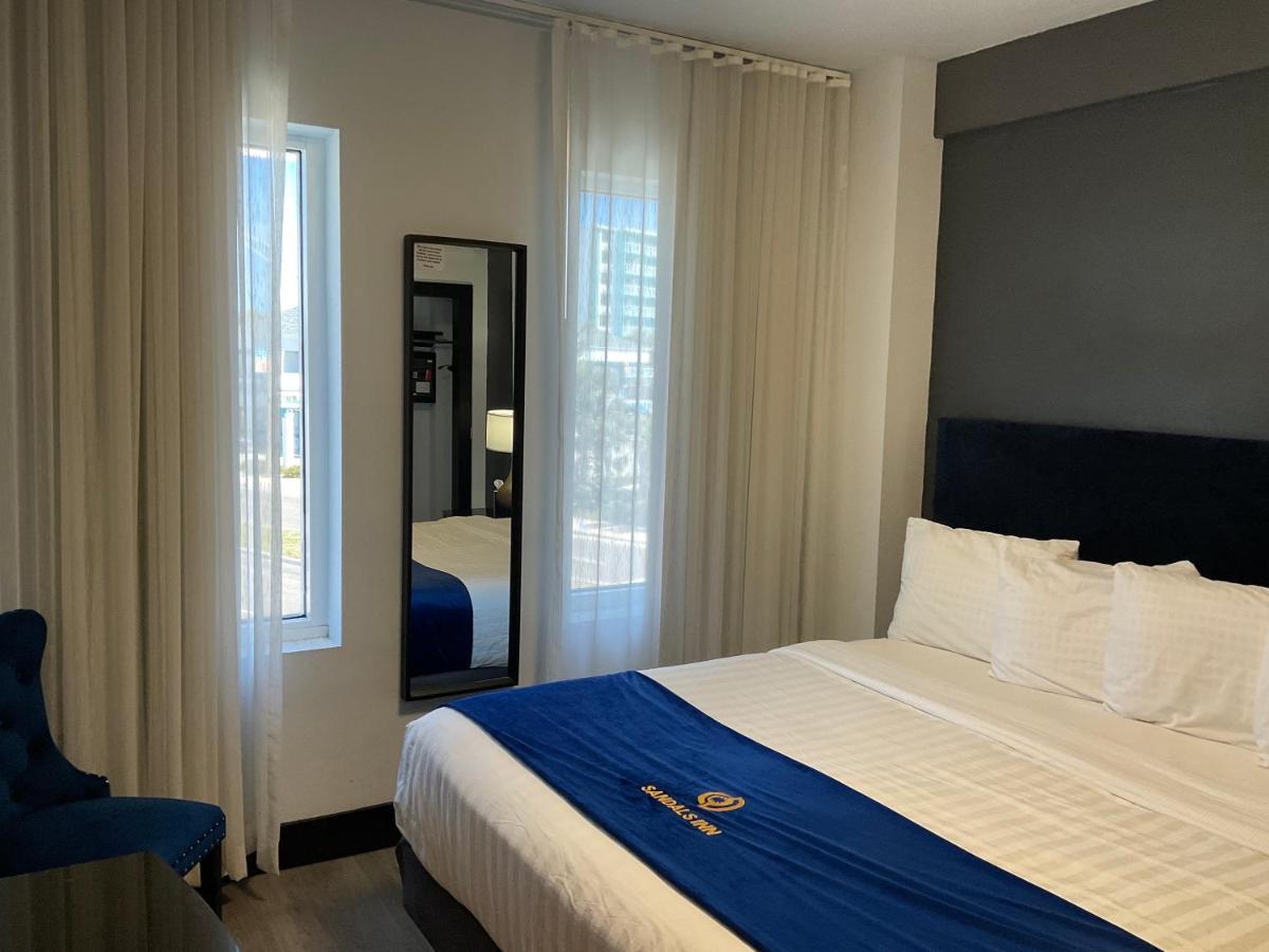 King Room at Streamline Hotel
