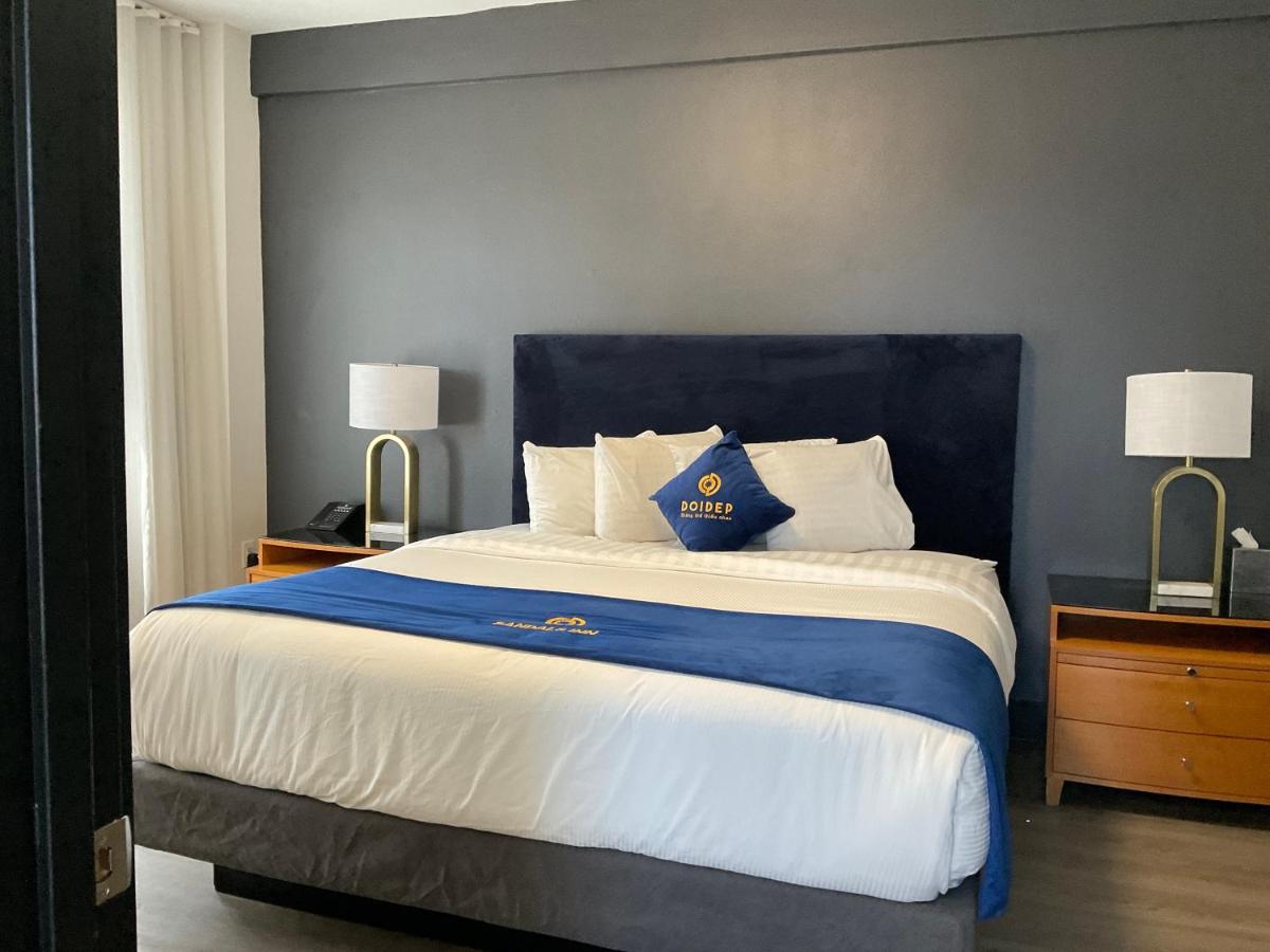 King Room with Sea View at Streamline Hotel
