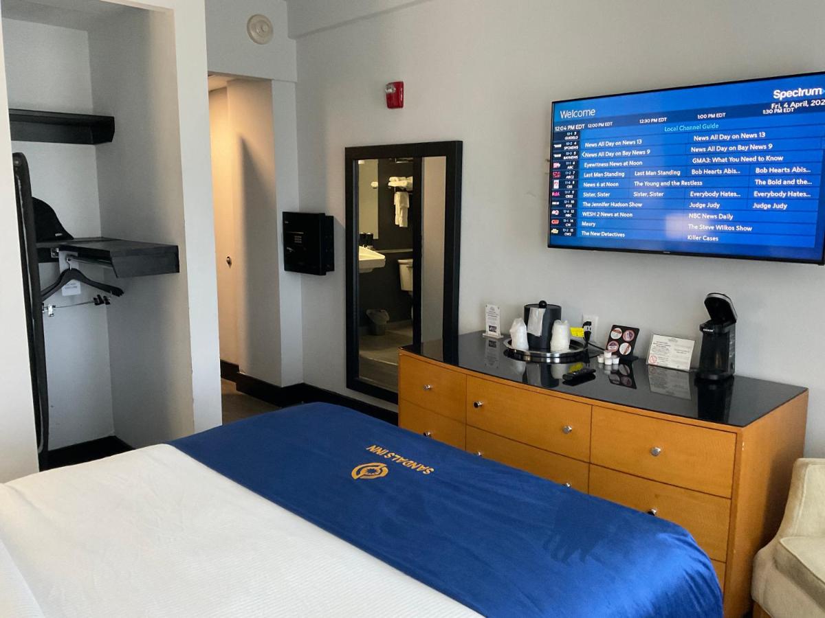 Queen Room - Disability Access at Streamline Hotel