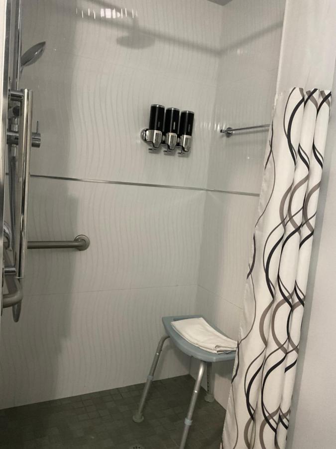 Queen Room - Disability Access at Streamline Hotel