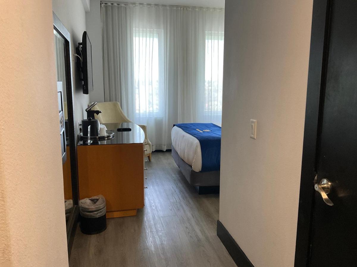 Queen Room - Disability Access at Streamline Hotel