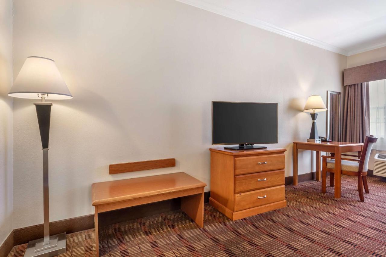 | Best Western Club House Inn & Suites