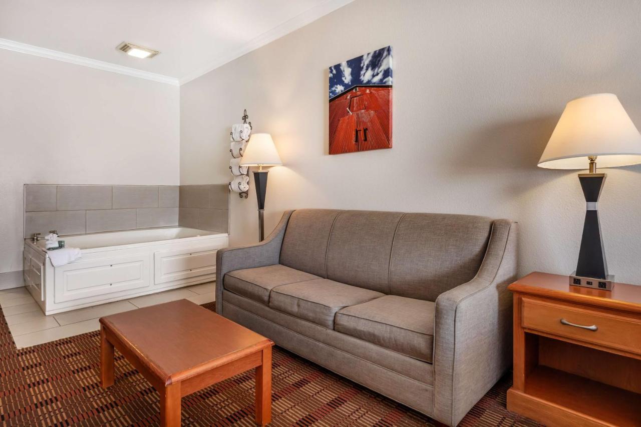| Best Western Club House Inn & Suites