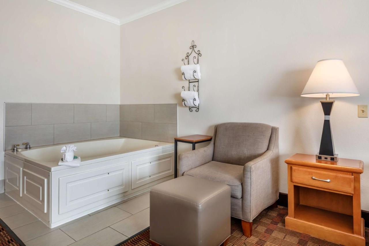 | Best Western Club House Inn & Suites