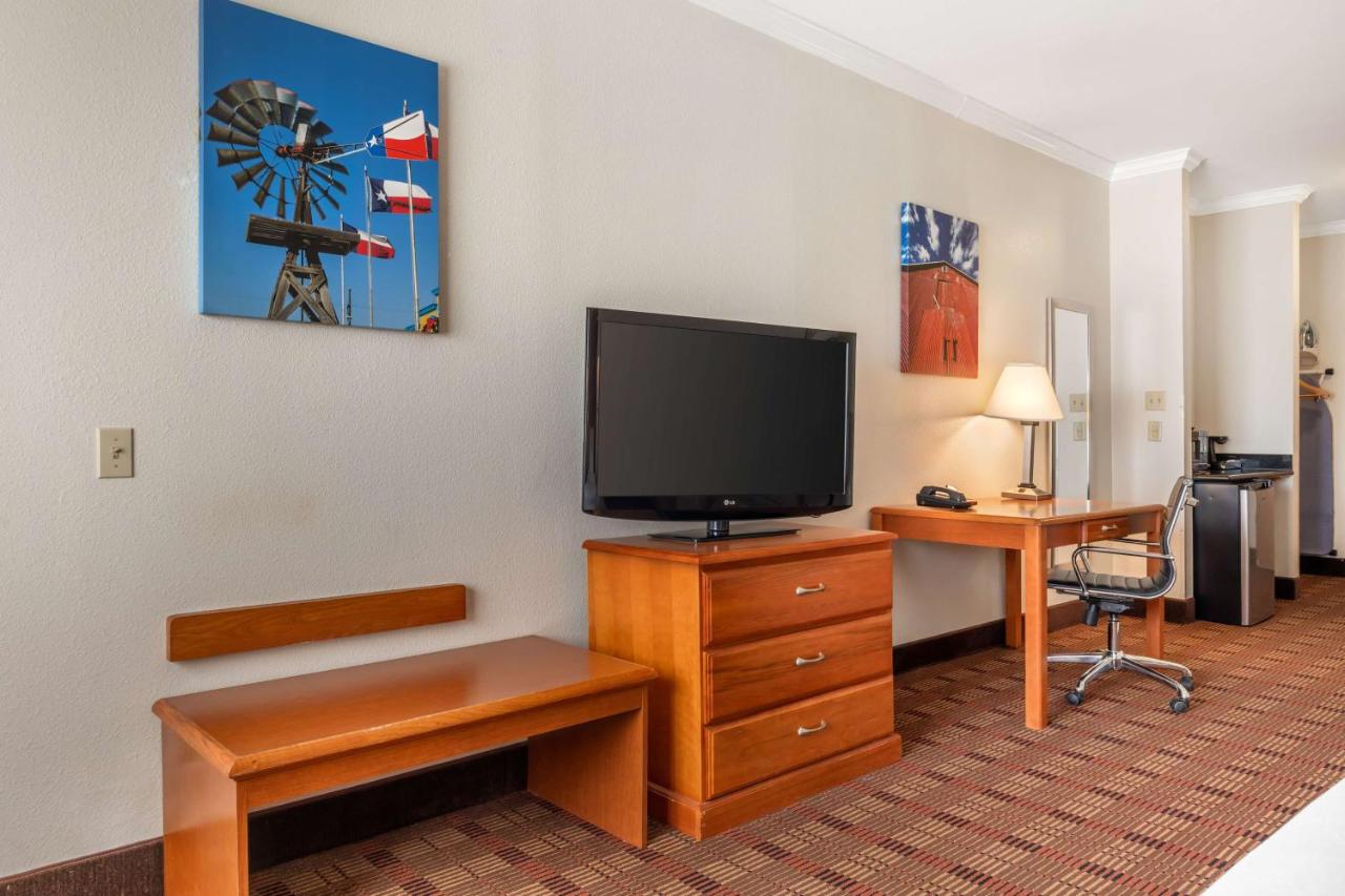 King Room with Mobility Accessible Tub - Non-Smoking at Best Western Club House Inn & Suites