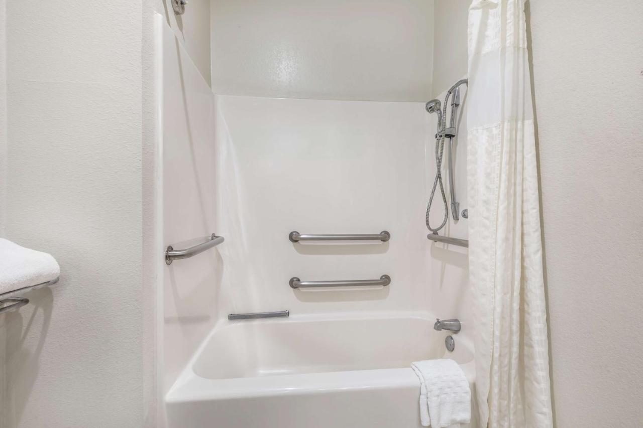 King Room with Mobility Accessible Tub - Non-Smoking at Best Western Club House Inn & Suites