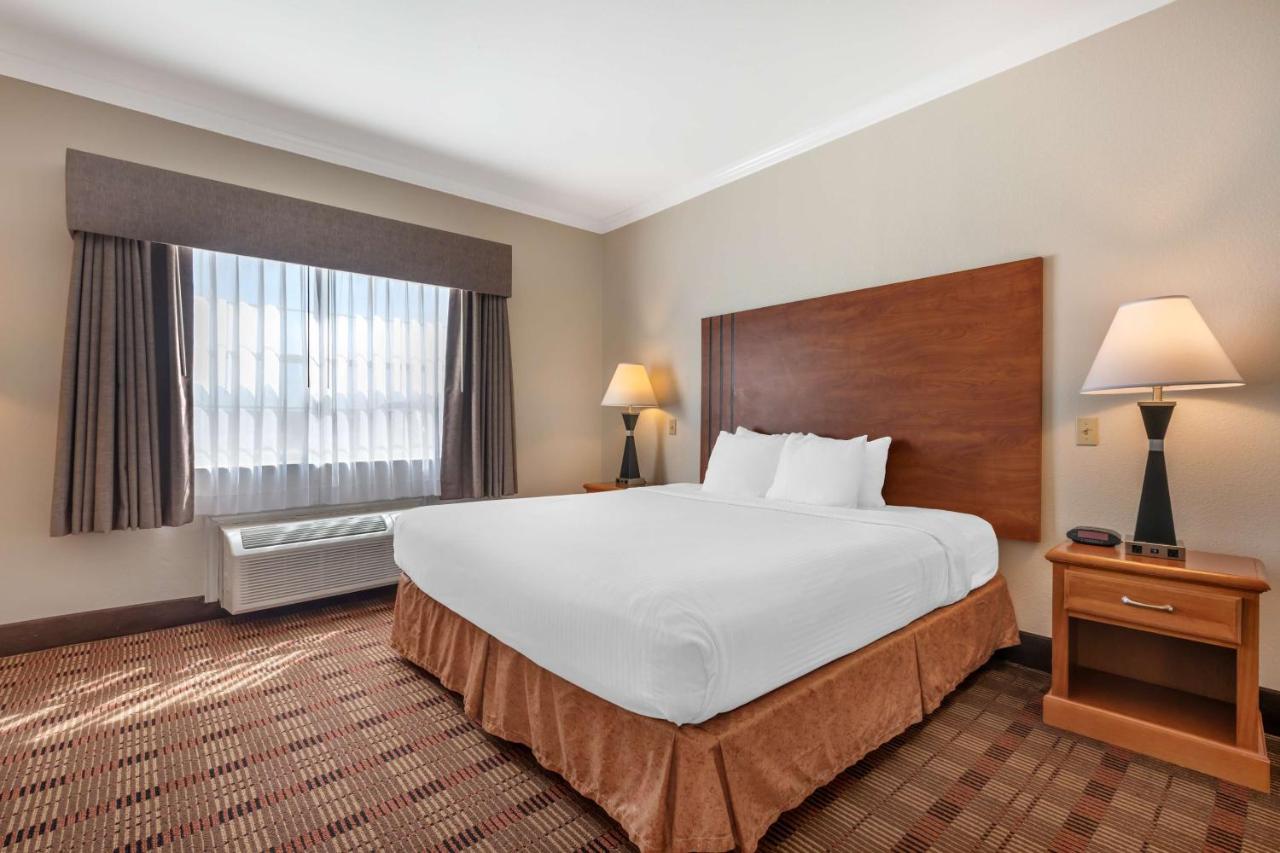 | Best Western Club House Inn & Suites