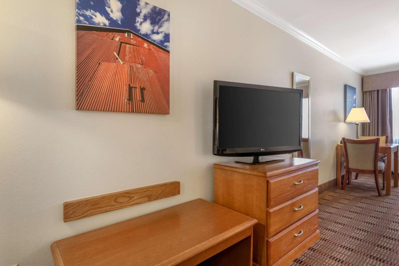 | Best Western Club House Inn & Suites