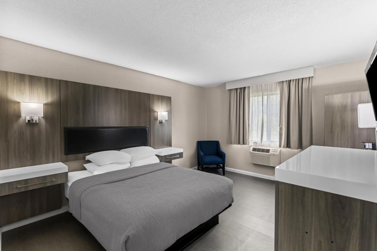 Queen Room - Mobility Access/Non-Smoking at Super 8 by Wyndham Oskaloosa IA