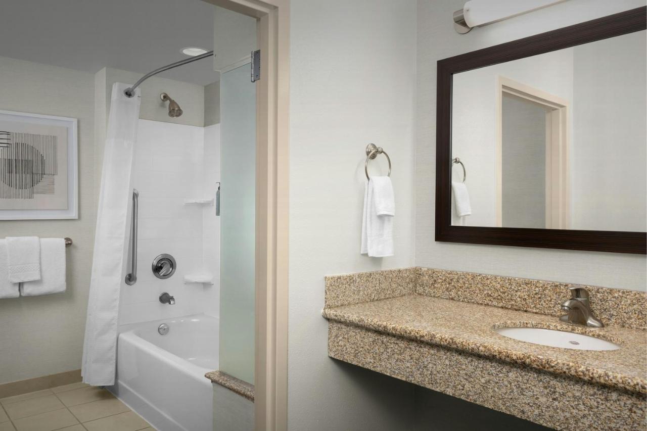 | Courtyard by Marriott Salisbury