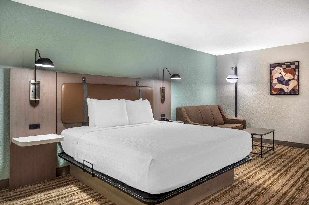 King Room with Bath Tub - Disability Access Room/Non-Smoking at Best Western Plus Richmond Indiana I-70
