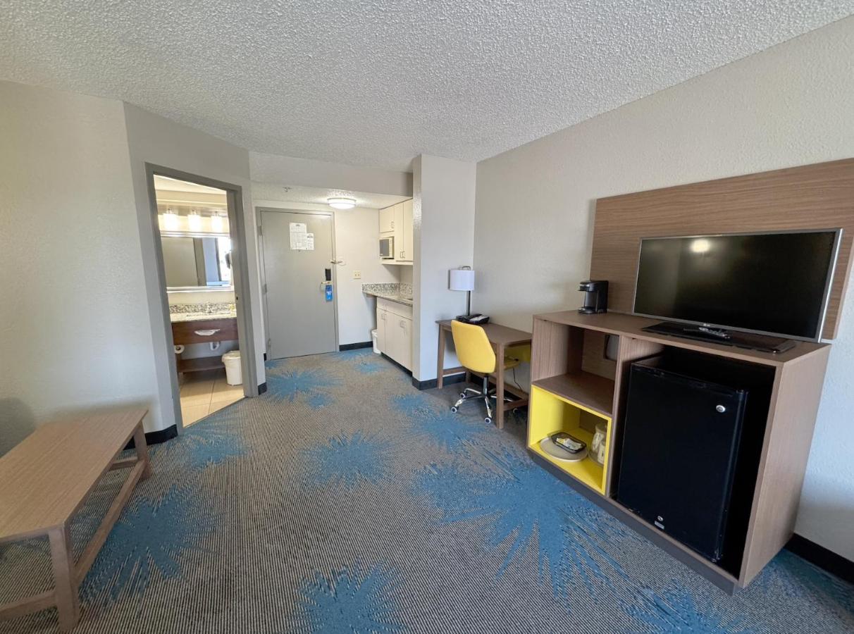 King Suite- Non-Smoking at Days Inn & Suites by Wyndham Cedar Rapids