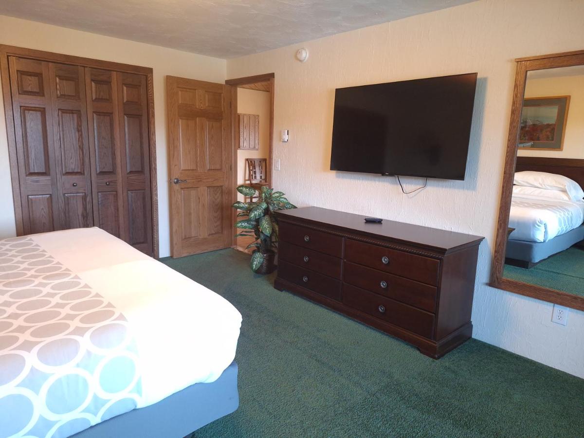 | Hotel Devlin