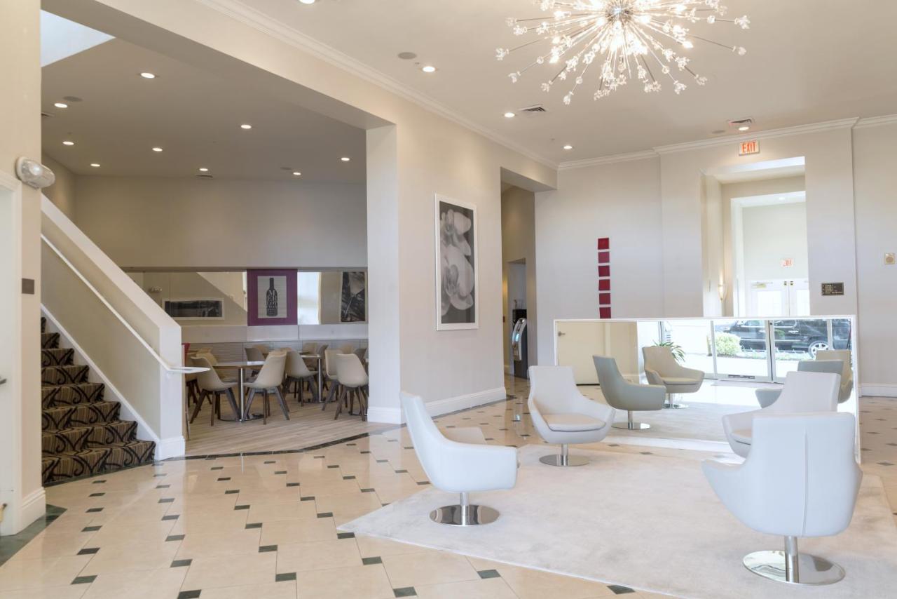  | The Point Hotel & Suites Universal