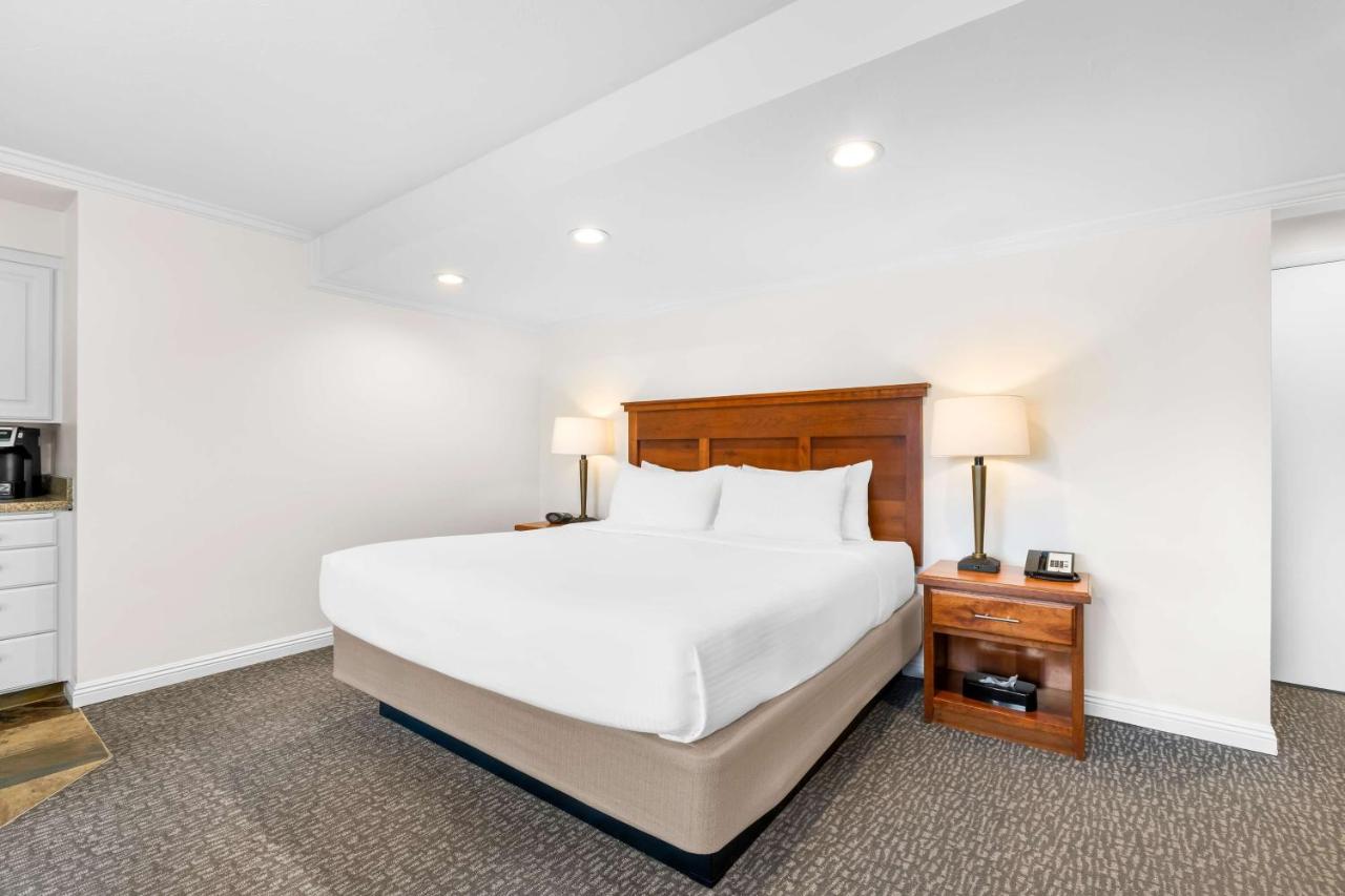 Queen Room with River View - Non-Smoking at Best Western Driftwood Inn
