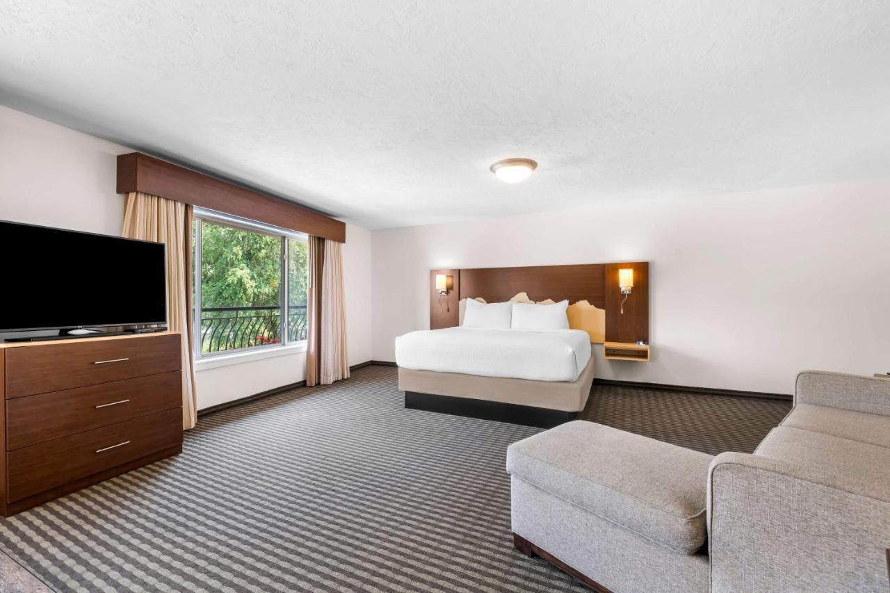 Queen Suite with Two Queen Beds with River View - Non smoking at Best Western Driftwood Inn