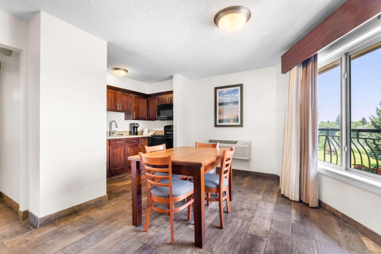 Queen Suite with Two Queen Beds with River View - Non smoking at Best Western Driftwood Inn