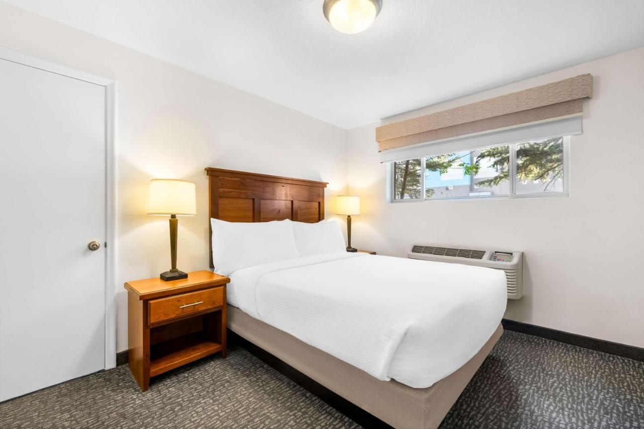 Two-Bedroom Suite with Three Queen Beds and River View - Non-Smoking at Best Western Driftwood Inn